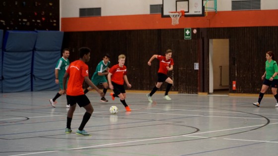Bilder: Hobby-Fussballturnier mit Flüchtlingen in der Großsporthalle, Bild 112 von 298
