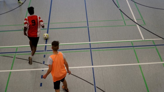 Bilder: Hobby-Fussballturnier mit Flüchtlingen in der Großsporthalle, Bild 128 von 298