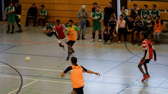 Bilder: Hobby-Fussballturnier mit Flüchtlingen in der Großsporthalle, Bild 129 von 298