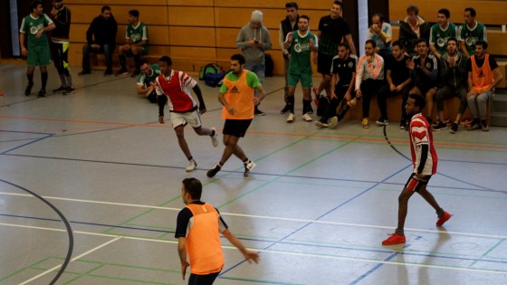 Bilder: Hobby-Fussballturnier mit Flüchtlingen in der Großsporthalle, Bild 131 von 298