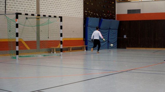 Bilder: Hobby-Fussballturnier mit Flüchtlingen in der Großsporthalle, Bild 197 von 298