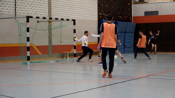 Bilder: Hobby-Fussballturnier mit Flüchtlingen in der Großsporthalle, Bild 199 von 298