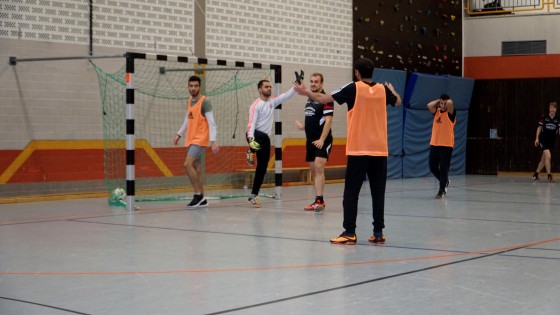 Bilder: Hobby-Fussballturnier mit Flüchtlingen in der Großsporthalle, Bild 209 von 298