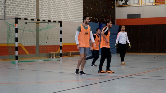 Bilder: Hobby-Fussballturnier mit Flüchtlingen in der Großsporthalle, Bild 210 von 298