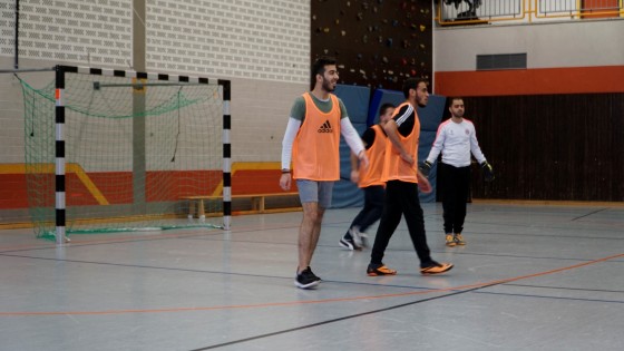 Bilder: Hobby-Fussballturnier mit Flüchtlingen in der Großsporthalle, Bild 211 von 298