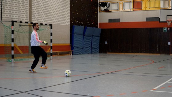Bilder: Hobby-Fussballturnier mit Flüchtlingen in der Großsporthalle, Bild 229 von 298