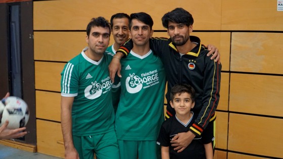 Bilder: Hobby-Fussballturnier mit Flüchtlingen in der Großsporthalle, Bild 238 von 298