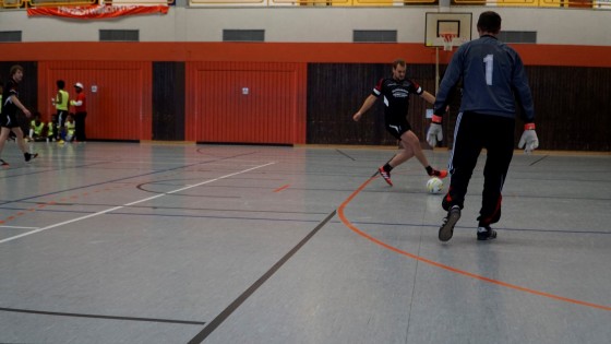 Bilder: Hobby-Fussballturnier mit Flüchtlingen in der Großsporthalle, Bild 240 von 298
