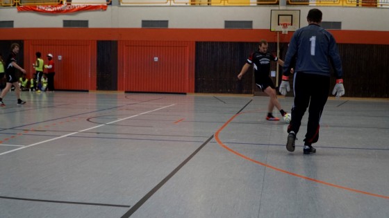 Bilder: Hobby-Fussballturnier mit Flüchtlingen in der Großsporthalle, Bild 241 von 298
