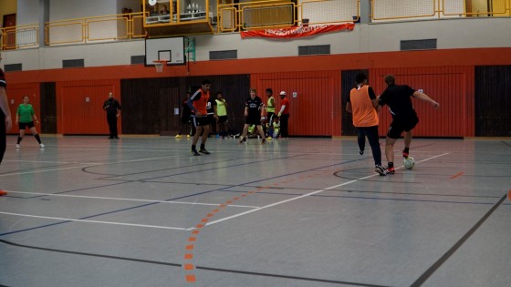 Bilder: Hobby-Fussballturnier mit Flüchtlingen in der Großsporthalle, Bild 243 von 298
