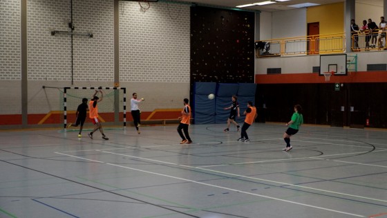 Bilder: Hobby-Fussballturnier mit Flüchtlingen in der Großsporthalle, Bild 296 von 298