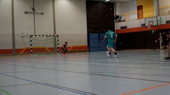 Bilder: Hobby-Fussballturnier mit Flüchtlingen in der Großsporthalle, Bild 4 von 298