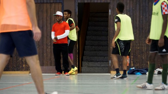 Bilder: Hobby-Fussballturnier mit Flüchtlingen in der Großsporthalle, Bild 38 von 298