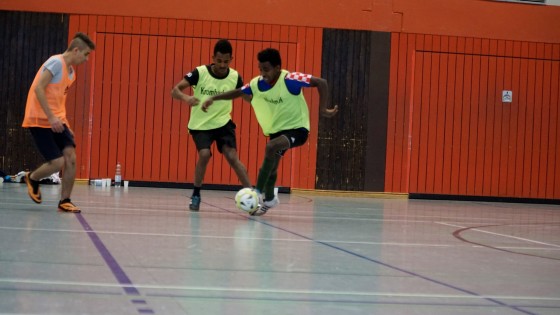 Bilder: Hobby-Fussballturnier mit Flüchtlingen in der Großsporthalle, Bild 39 von 298
