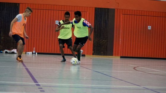 Bilder: Hobby-Fussballturnier mit Flüchtlingen in der Großsporthalle, Bild 40 von 298