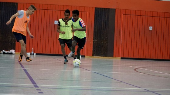 Bilder: Hobby-Fussballturnier mit Flüchtlingen in der Großsporthalle, Bild 41 von 298