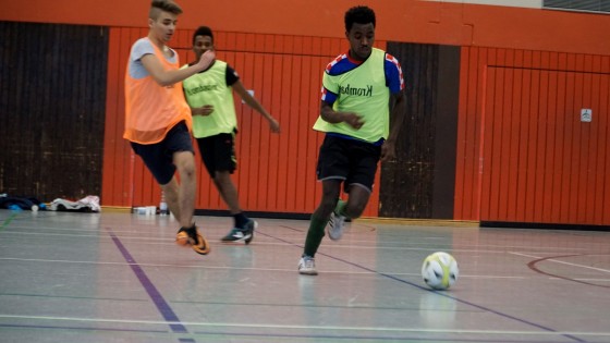 Bilder: Hobby-Fussballturnier mit Flüchtlingen in der Großsporthalle, Bild 42 von 298