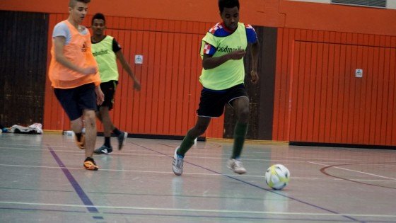 Bilder: Hobby-Fussballturnier mit Flüchtlingen in der Großsporthalle, Bild 43 von 298