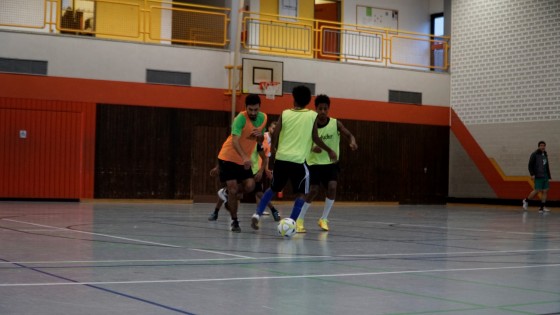 Bilder: Hobby-Fussballturnier mit Flüchtlingen in der Großsporthalle, Bild 45 von 298