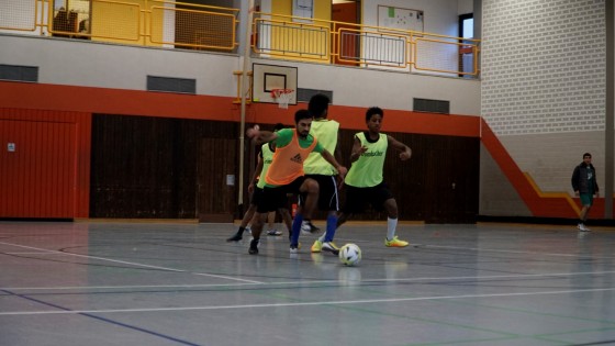Bilder: Hobby-Fussballturnier mit Flüchtlingen in der Großsporthalle, Bild 47 von 298