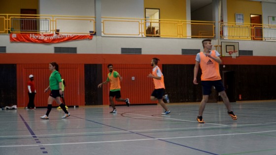 Bilder: Hobby-Fussballturnier mit Flüchtlingen in der Großsporthalle, Bild 49 von 298