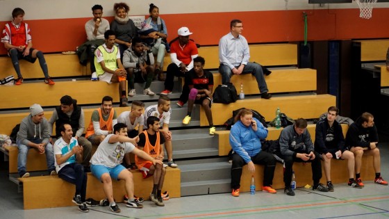 Bilder: Hobby-Fussballturnier mit Flüchtlingen in der Großsporthalle, Bild 65 von 298