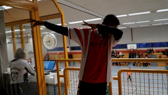 Bilder: Hobby-Fussballturnier mit Flüchtlingen in der Großsporthalle, Bild 77 von 298