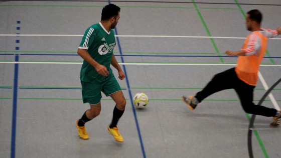 Bilder: Hobby-Fussballturnier mit Flüchtlingen in der Großsporthalle, Bild 90 von 298