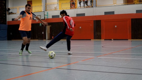 Bilder: Hobby-Fussballturnier mit Flüchtlingen in der Großsporthalle, Bild 97 von 298