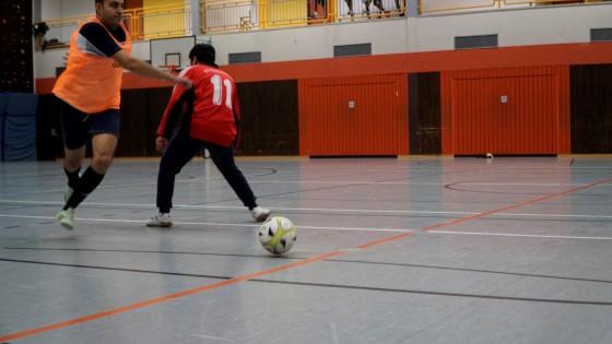 Bilder: Hobby-Fussballturnier mit Flüchtlingen in der Großsporthalle, Bild 100 von 298