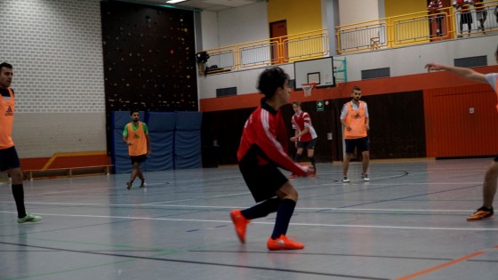Bilder: Hobby-Fussballturnier mit Flüchtlingen in der Großsporthalle, Bild 101 von 298