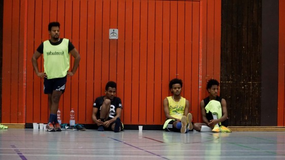 Bilder: Hobby-Fussballturnier mit Flüchtlingen in der Großsporthalle, Bild 105 von 298