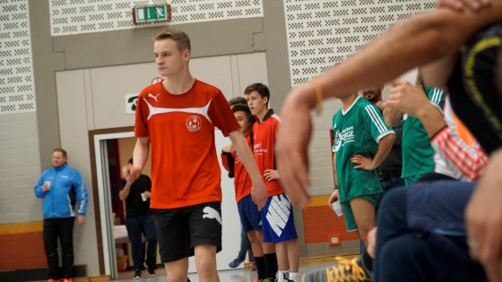 Bilder: Hobby-Fussballturnier mit Flüchtlingen in der Großsporthalle, Bild 106 von 298