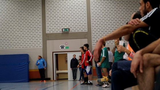 Bilder: Hobby-Fussballturnier mit Flüchtlingen in der Großsporthalle, Bild 107 von 298